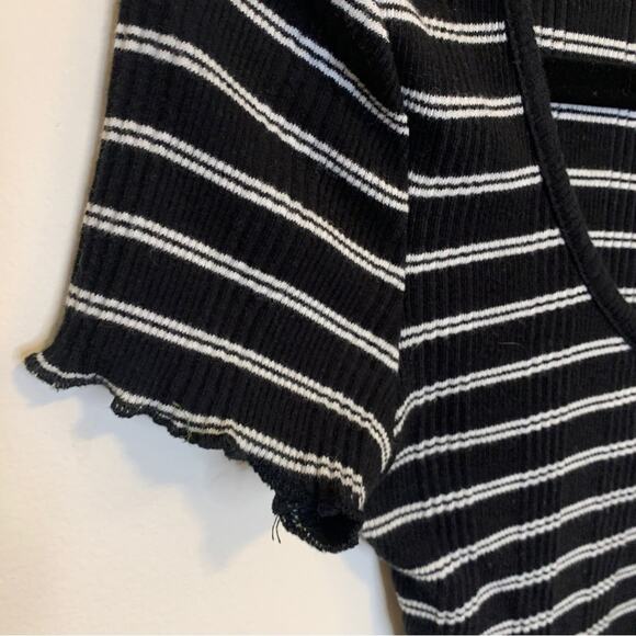 Aeropostale Striped V-Neck Cropped T-Shirt Lettuce Hem Henley Tee SMALL - Picture 10 of 11